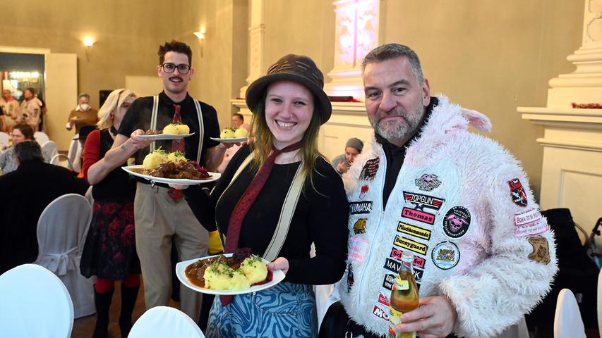 Nürnberger Motorradclub kredenzt Obdachlosen ein Weihnachts-Festmahl
