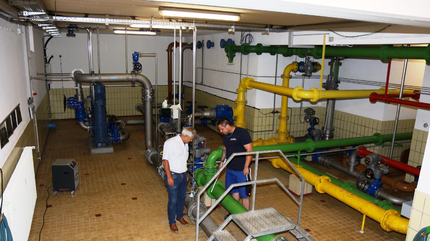 Die Wasseraufbereitungsanlage in Hemhofen (im Bild links Röttenbachs Bürgermeister Ludwig Nagel und Wassermeister Dominik Pfeffermann) muss komplett saniert werden.   