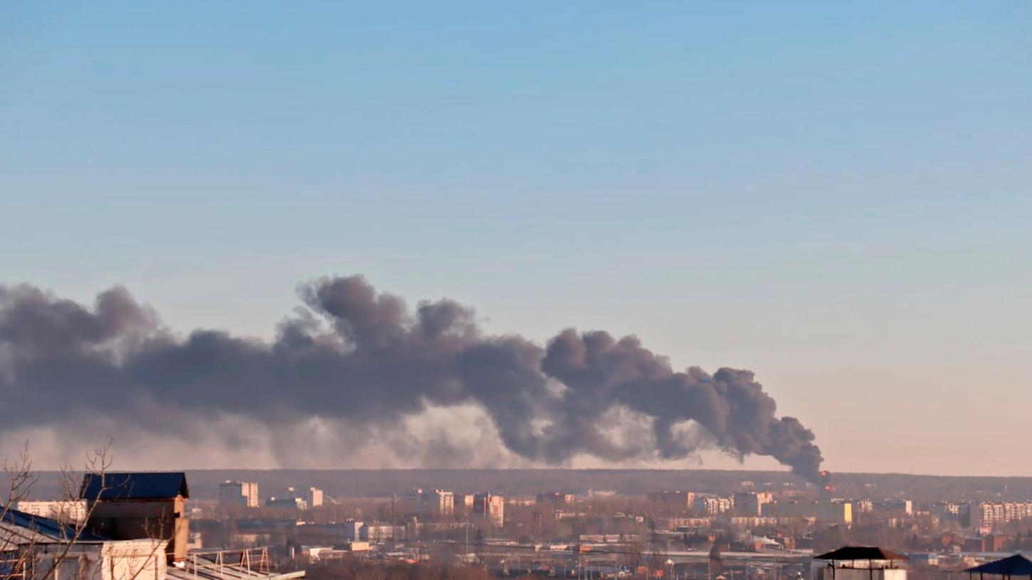 Russland, Kursk: Auf diesem von der Verwaltung der russischen Region Kursk veröffentlichten Foto steigt Rauch aus dem Flughafen Kursk auf.
