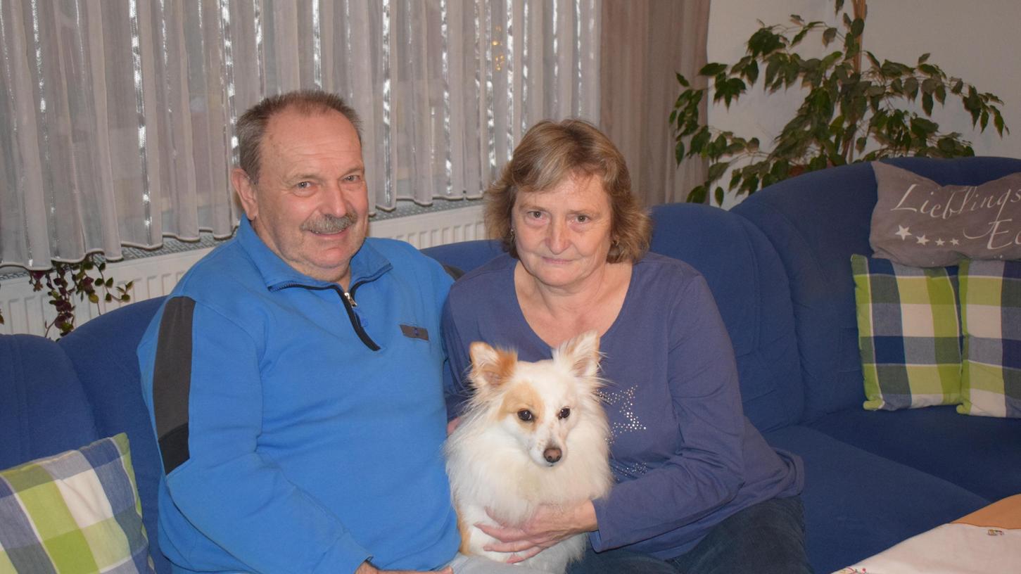Agnes Ritter und ihr Mann Konrad hoffen, dass bald ein passender Knochenmarkspender gefunden wird. Die 61-Jährige aus Waischenfeld hat das Hochrisiko-Myelodysplastische-Syndrom (MDS). Das ist eine Form von Blutkrebs. Foto: Frauke Engelbrecht Agnes Ritter und ihr Mann Konrad hoffen, dass bald ein passender Knochenmarkspender gefunden wird. Die 61-Jährige aus Waischenfeld hat das Hochrisiko-Myelodysplastische-Syndrom (MDS). Das ist eine Form von Blutkrebs. Foto: Frauke Engelbrecht