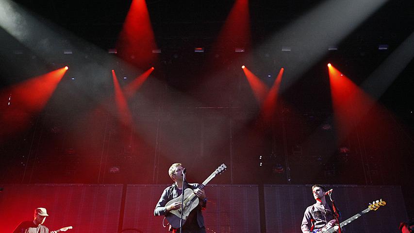 Coldplay scheut den Bombast, die Melodien überzeugen eher durch sanften Gitarren und schwellenden Rhythmen.