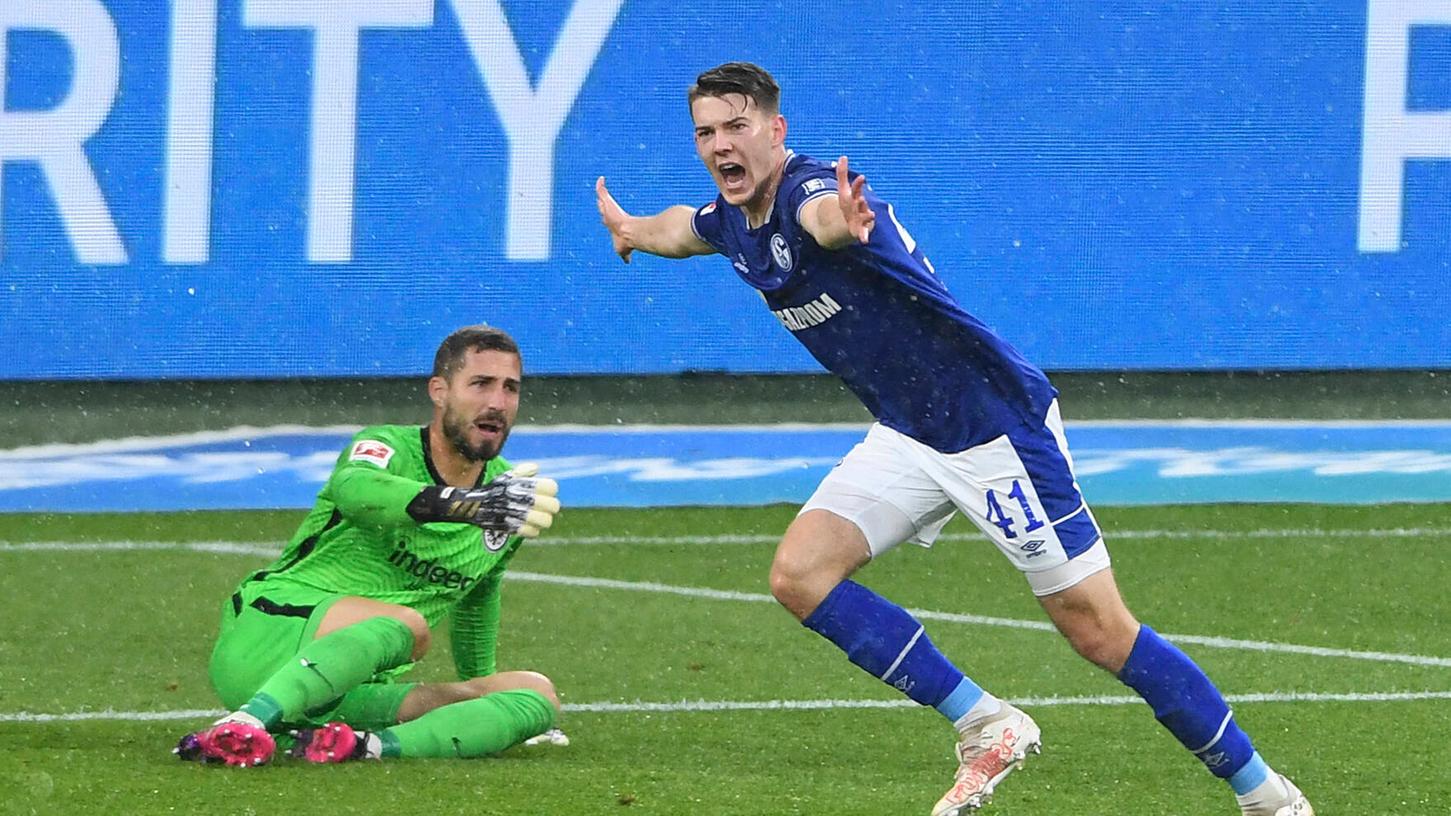 Ein großer Moment: Florian Flick bejubelt sein erstes Bundesliga-Tor (gegen Eintracht Frankfurt und Kevin Trapp).