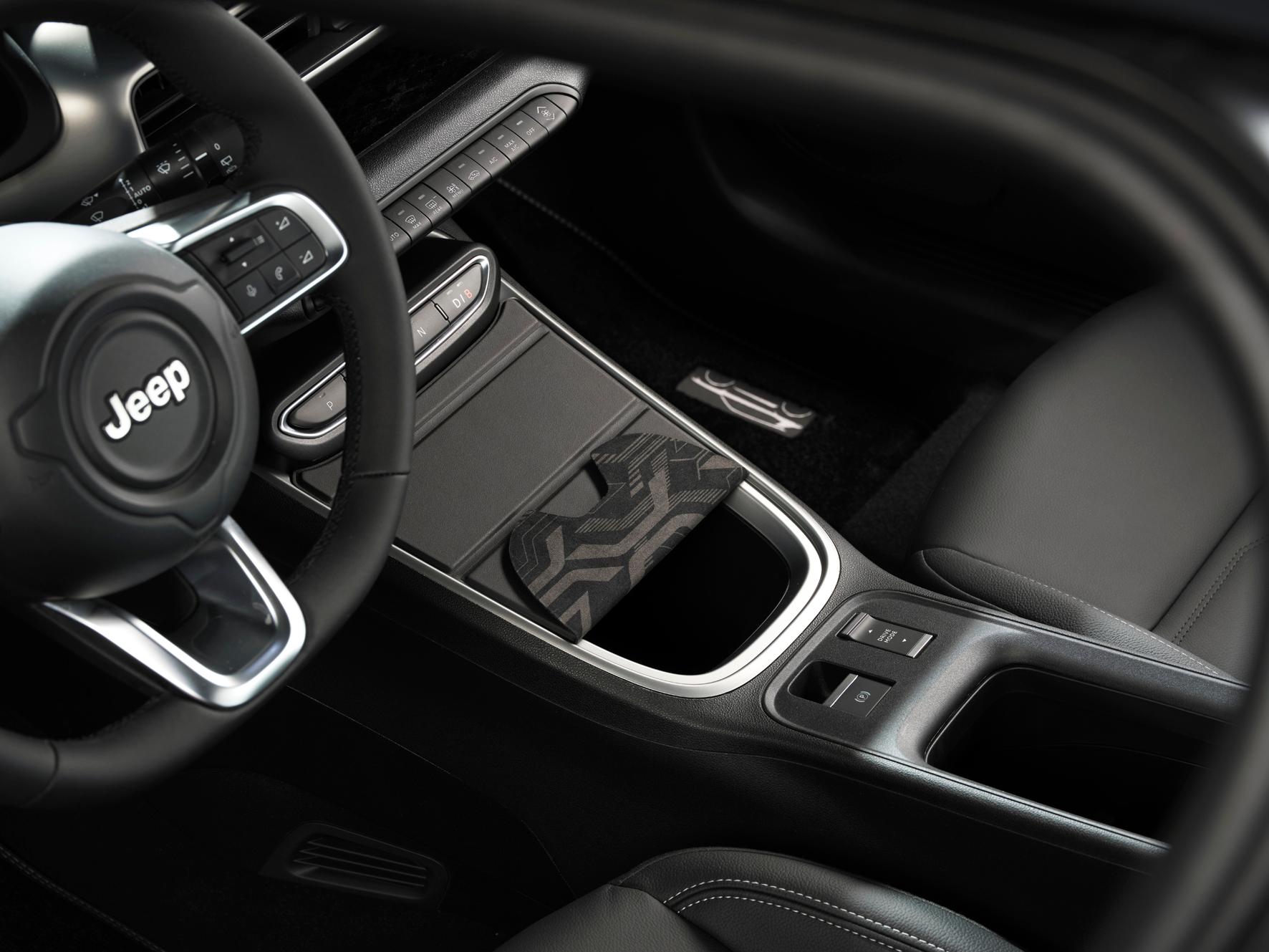 Insgesamt besitzen die Ablagen im Innenraum ein Fassungsvermögen von 34 Litern. Die Abdeckung dieser hier lässt sich hochfalten.