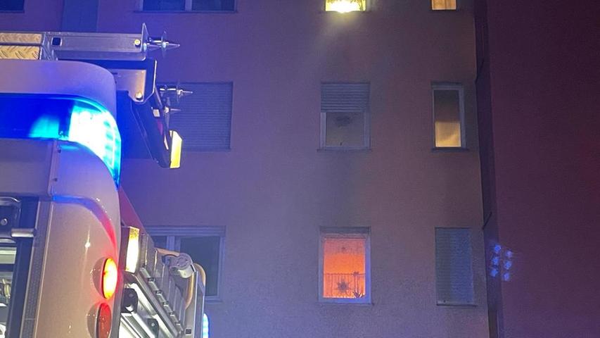 Kurz vor 21 Uhr ging bei der Feuerwehr eine Alarmierung über einen Brand in der Hans-Böckler-Straße im Fürther Stadtteil Poppenreuth ein.