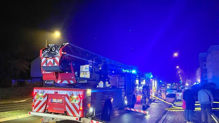 Die Hans-Böckler-Straße war am Einsatzort gesperrt, der Verkehr wurde umgeleitet. Ursache für den Brand war laut Feuerwehr ein Küchengerät, das Feuer gefangen hatte.