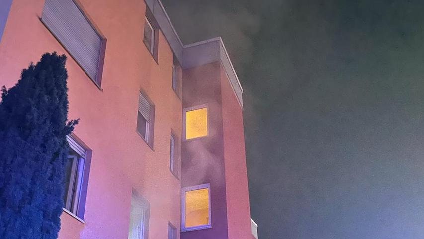 Das Feuer war schnell unter Kontrolle, eine Ausbreitung auf die gesamte Wohnung konnte verhindert werden. Verletzte gab es nach bisherigem Kenntnisstand nicht.