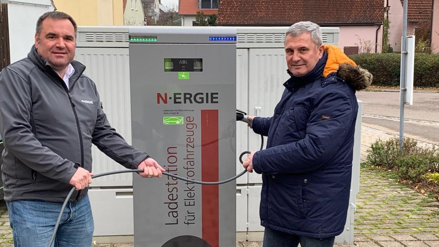 Arbergs Bürgermeister Jürgen Nägelein (rechts) und Markus Prokopczuk, Betreuer für kommunale Kunden bei der N-Ergie, nahmen die neue Ladesäule symbolisch in Betrieb.