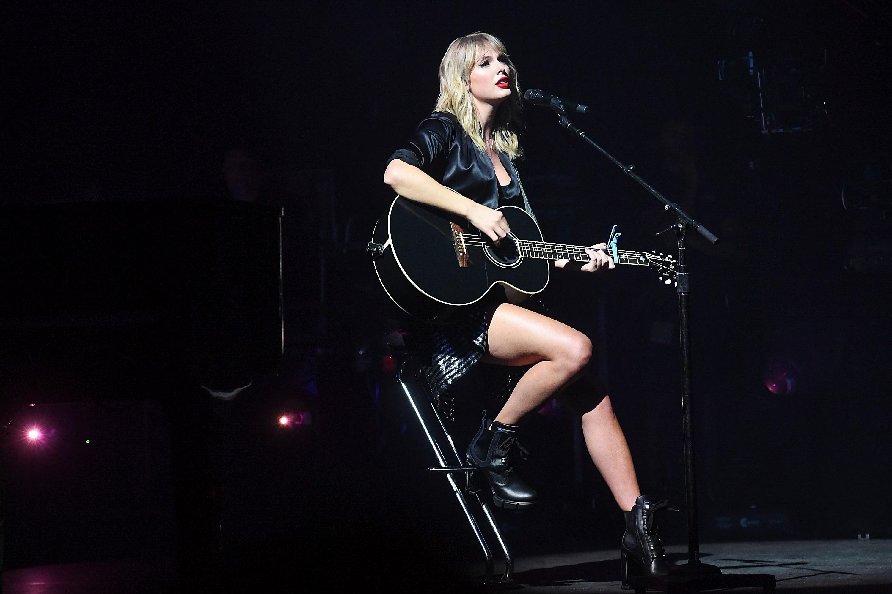 Immerhin hat Taylor Swift inzwischen wieder ein paar Country-Songs geschrieben, "Betty" zum Beispiel oder "I Bet You Think About Me", das sie gemeinsam mit Country-Superstar Chris Stapleton aufnahm. Es scheint, als hätten sie in Nashville inzwischen verstanden, dass man die mit Abstand beste Songwriterin ihrer Generation natürlich ignorieren kann. Dass das aber nicht unbedingt eine gute Idee ist.