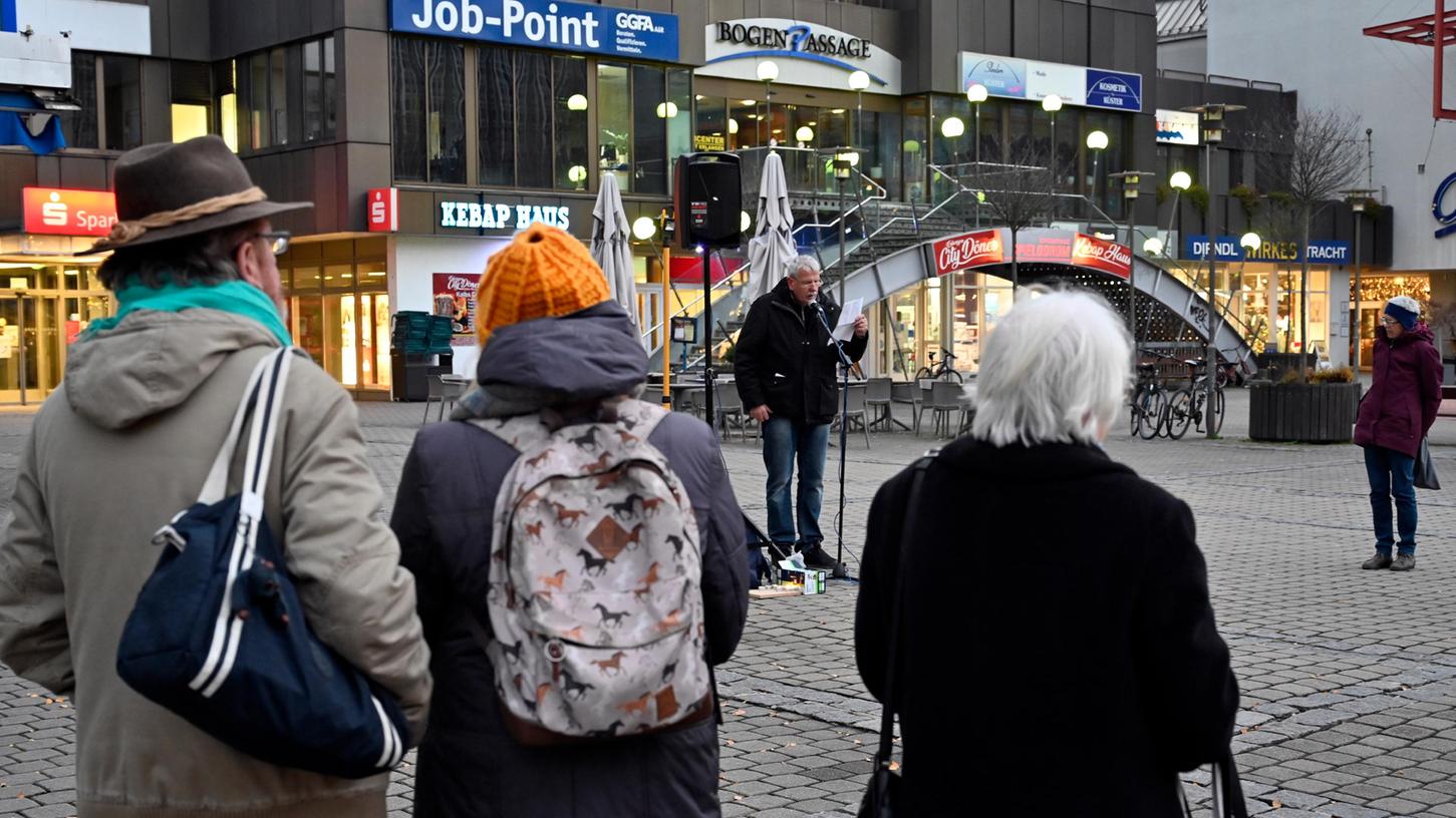Kundgebung des Aktionsbündnisses "Gedenken gestalten - Hupfla erhalten" auf dem Besiktasplatz.
