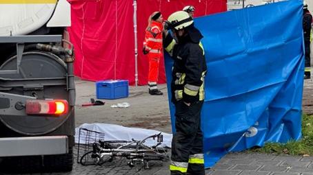 Radfahrerin kollidiert mit Tanklaster im Nürnberger Süden - Frau stirbt noch vor Ort