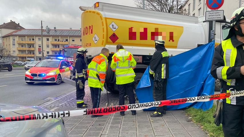 Der Fahrer des Tankwagens, ein 53 Jahre alter Mann, erlitt einen Schock.Bisher ist unklar, wie es zu dem schweren Unfall im Nürnberger Süden kommen konnte.