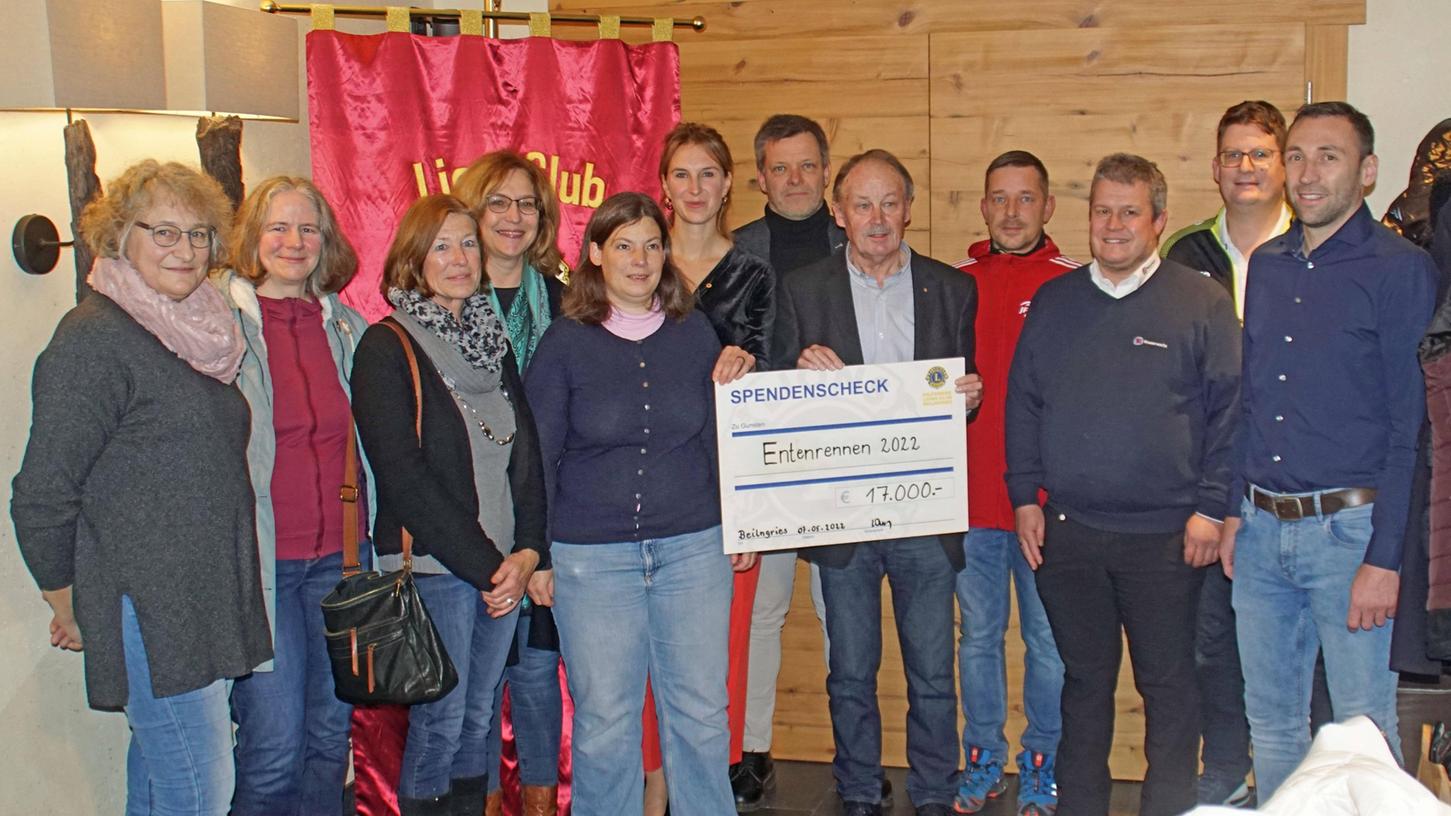 Der Lionsclub Beilngries übergibt 17.000 Euro an Spenden aus dem Erlös des Entenrennens am Zwiebelfest.