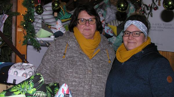 Bianca Hindel, hier mit ihrer Tochter, verkauft unter dem Namen "Hindelinos" allerlei Genähtes für Groß und Klein.