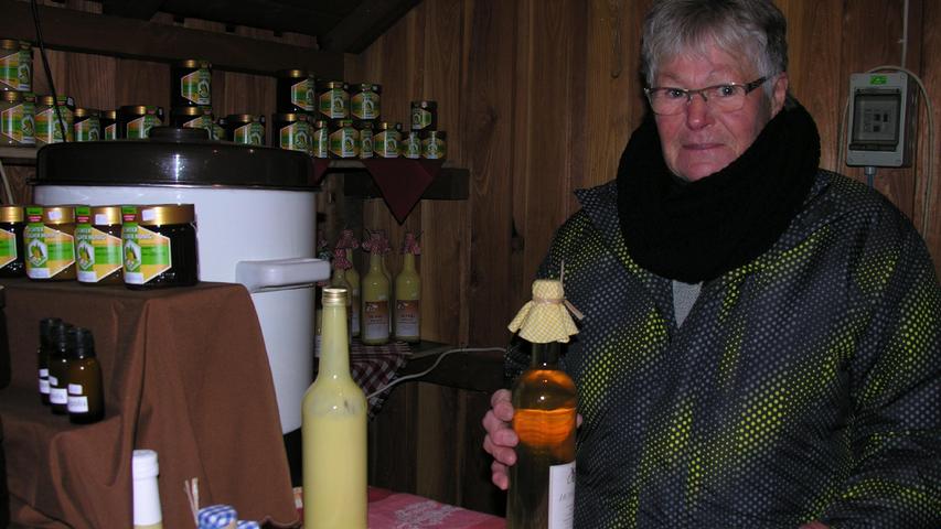 Frieda Schweinesbein aus Emmetzheim verköstigt die Besucherinnen und Besucher im Falkengarten mit heißem Honig-Met und anderen Honigprodukten.