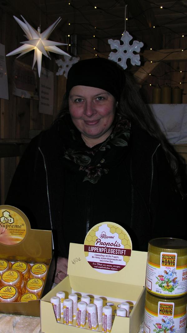 Daniela Braun bietet im Stand der Imkerei Teeziegel aus Graben bei Treuchtlingen Bienenprodukte und -kosmetik an.
