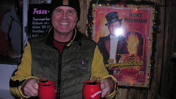 Feuerzangenbowle gibt es auch auf dem Weihnachtsmarkt. Diese verkauft die Familie Oberhäuser aus Weißenburg.