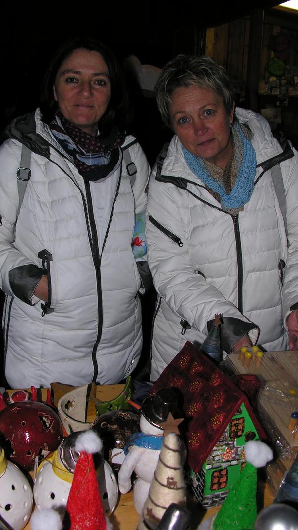 Der Gunzenhäuser Weihnachtsmarkt gefällt ihnen so sehr, dass sie sogar aus Baden-Württemberg angereist sind: Michaela Biehlmaier (li.) und Petra Scharer (re.) aus Waiblingen.