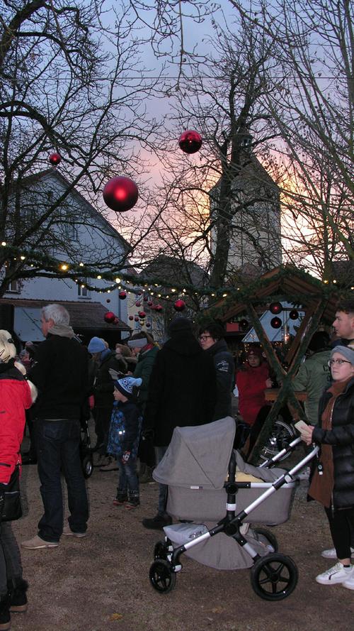 Der Gunzenhäuser Weihnachtsmarkt ist für seine stimmungsvolle Atmosphäre bekannt. Im Hintergrund ist der Blasturm zu sehen.