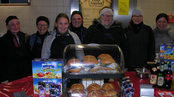 Melanie Kaiser (4. v. li.) und ihr familieninternes Frauenteam vom „Schmankerl-Imbiss“ aus Treuchtlingen haben unter anderem Bratwürste, Steaksemmel, Bock- und Currywürste, Pommes, Fisch- und Lachssemmel, heiße Marille oder Zimtpunsch im Angebot.