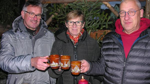 Bauhof-Leiter Gutsav Girschele (li.) mit Frau Karin und der stellvertretende Bauhof-Leiter Stefan Rettlinger (re.) stießen mit Heißgetränken auf den gelungenen Markt an.
