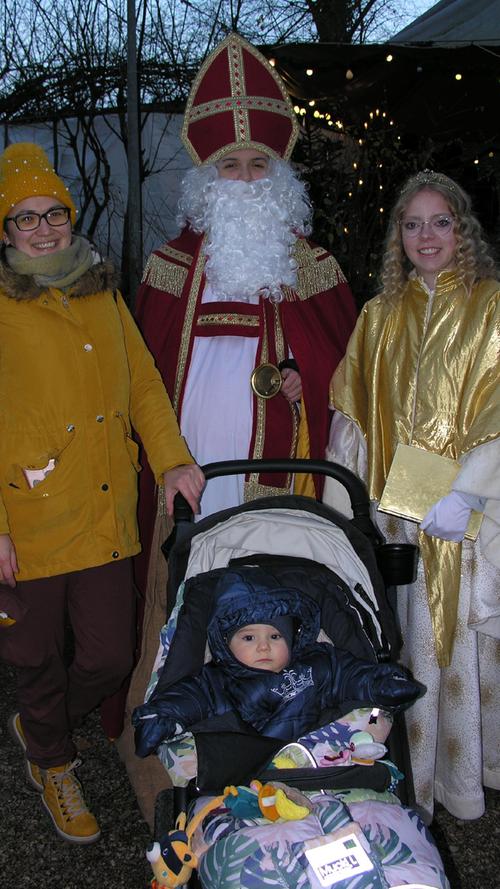 Christkind Annika Heindel (rechts) und der Nikolaus sind gern gesehene Gäste auf dem Weihnachtsmarkt. Das finden auch diese Besucherin und ihr Kind.
