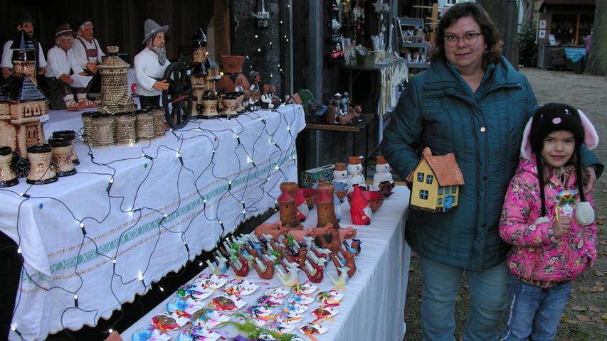 Elena Alexa aus Muhr am See, hier mit ihrer Tochter Anna, Muhr, bietet auf dem Weihnachtsmarkt selbstgefertigte Keramikfiguren an.