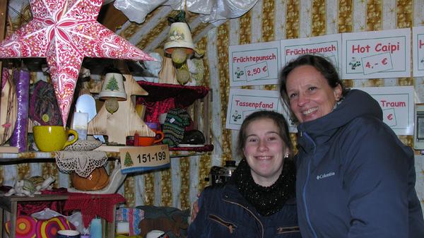 Birgit Vorbrugg (re.) und Laura Wanger (li.) betreuen den Stand des Café Lebenskunst der Weißenburger Werkstätten. Sie verlosen unter anderem eine Bierzeltgarnitur.