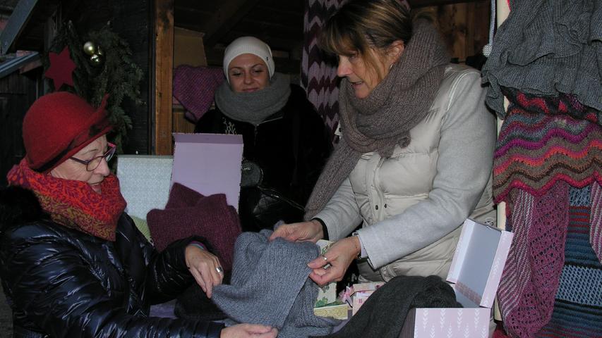 Silvia Weeger aus Weidenbach (re.) im Gespräch mit einer Kundin. Zusammen mit ihrer Tochter Sarah Lutz (Mitte) verkauft sie handgefertigte Strickwaren aller Art, zum Beispiel Stulpen und Schals.