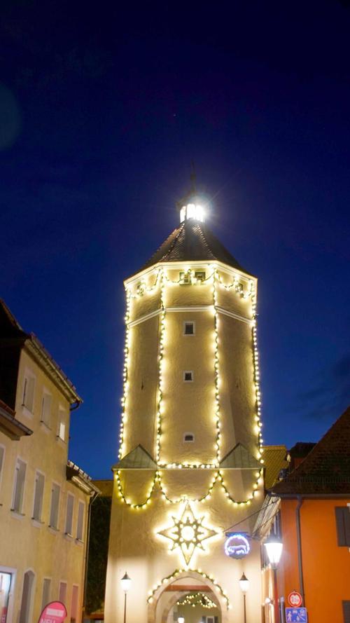 Der Blasturm gegenüber vom Weihnachtsmarkt im Falkengarten ist weihnachtlich geschmückt und beleuchtet.