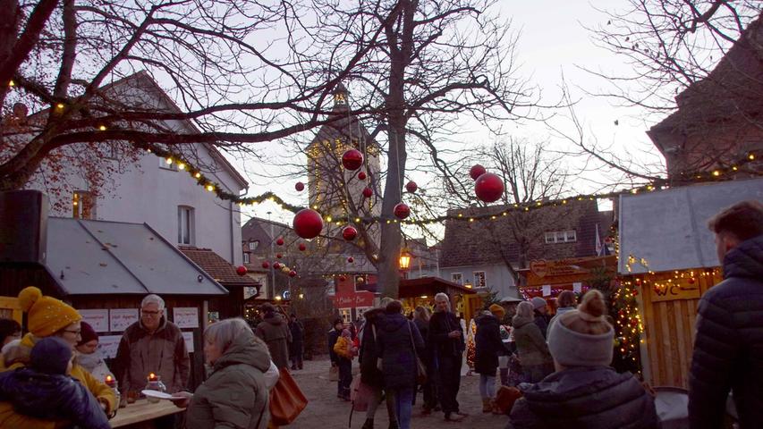 Buntes Treiben in gemütlicher Atmosphäre: Der Weihnachtsmarkt im Falkengarten hat einen besonderen Flair.