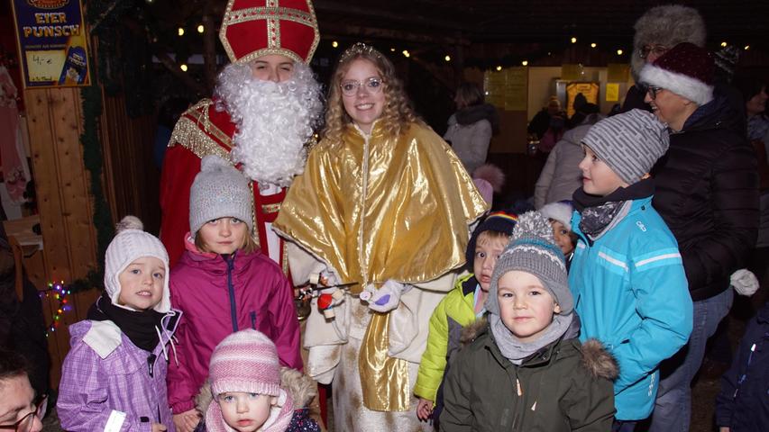 Christkind Annika Heindel und Nikolaus hatten für die Kinder Geschenke dabei.