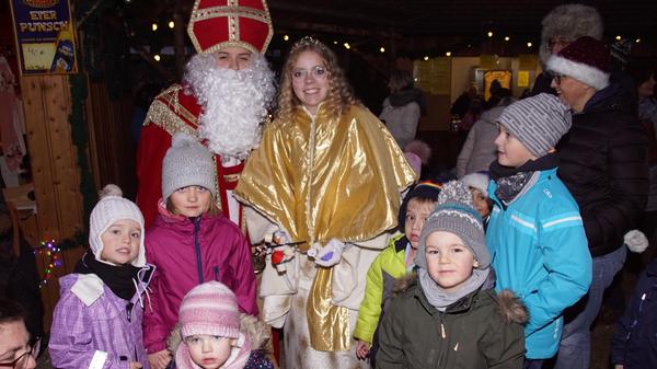 Christkind Annika Heindel und Nikolaus hatten für die Kinder Geschenke dabei.