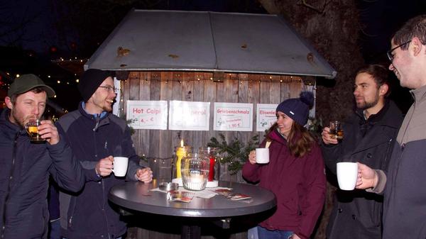In geselliger Runde schmecken Glühwein und Kinderpunsch auf dem Weihnachtsmarkt noch besser.