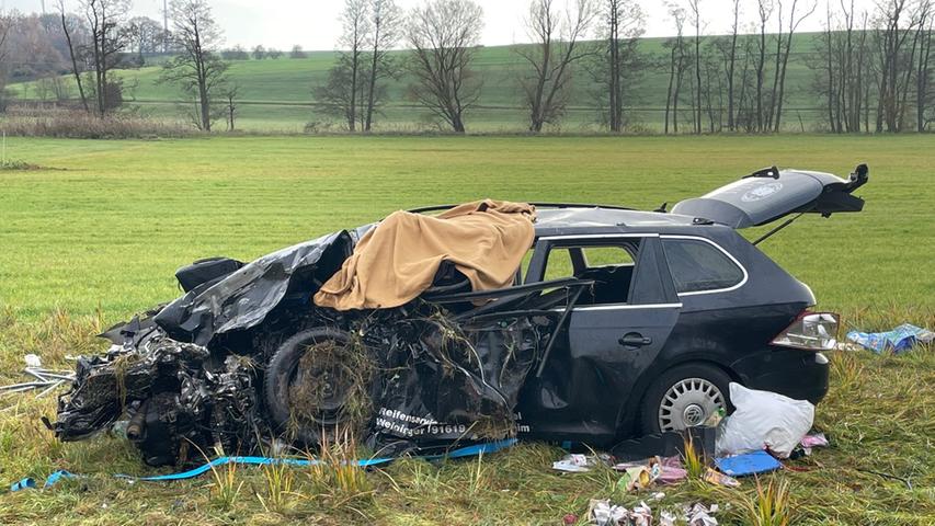 Durch die Wucht des Aufpralls wurde der VW von der Straße in eine angrenzende Wiese geschleudert. Für die 41-jährige Fahrerin des Wagens kam jede Hilfe zu spät, sie verstarb noch an der Unfallstelle.