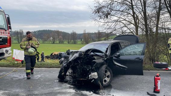 Schwere Kollision im Landkreis Fürth: 42-Jährige stirbt, ihre Beifahrerin schwebt in Lebensgefahr