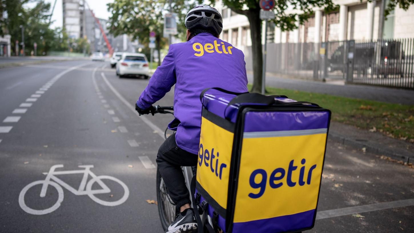 Ein Lieferfahrer des türkischen Lieferdienstes Getir fährt mit seinem Fahrrad durch Berlin. Seit kurzem sind die Radler in Lila auch in Fürth buchbar.