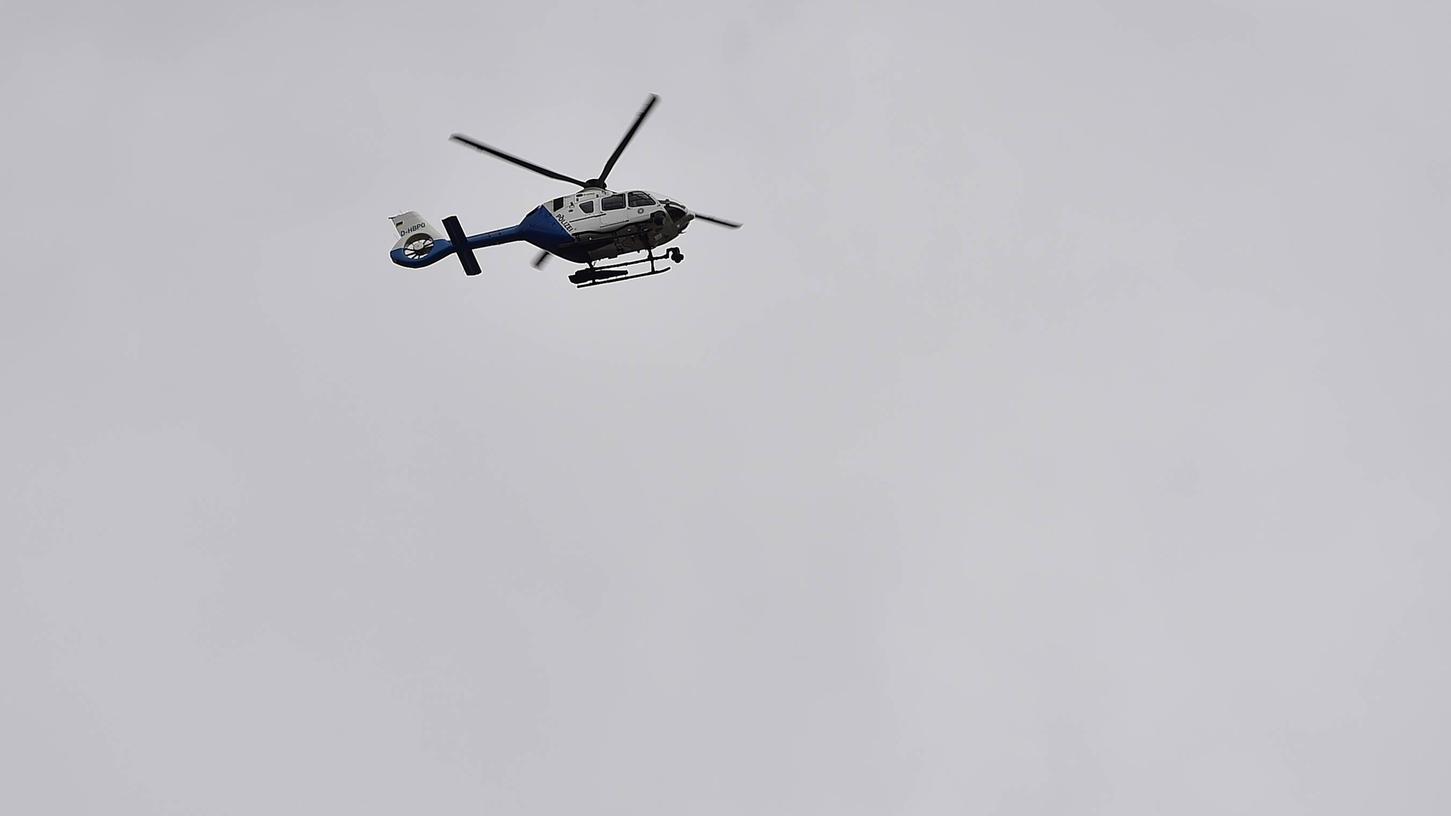 Ein Polizeihubschrauber ist im Einsatz und kreist über Ezelsdorf, einem Gemeindeteil Burgthanns. (Symbolbild) Ein Polizeihubschrauber ist im Einsatz und kreist über Ezelsdorf, einem Gemeindeteil Burgthanns. (Symbolbild)
