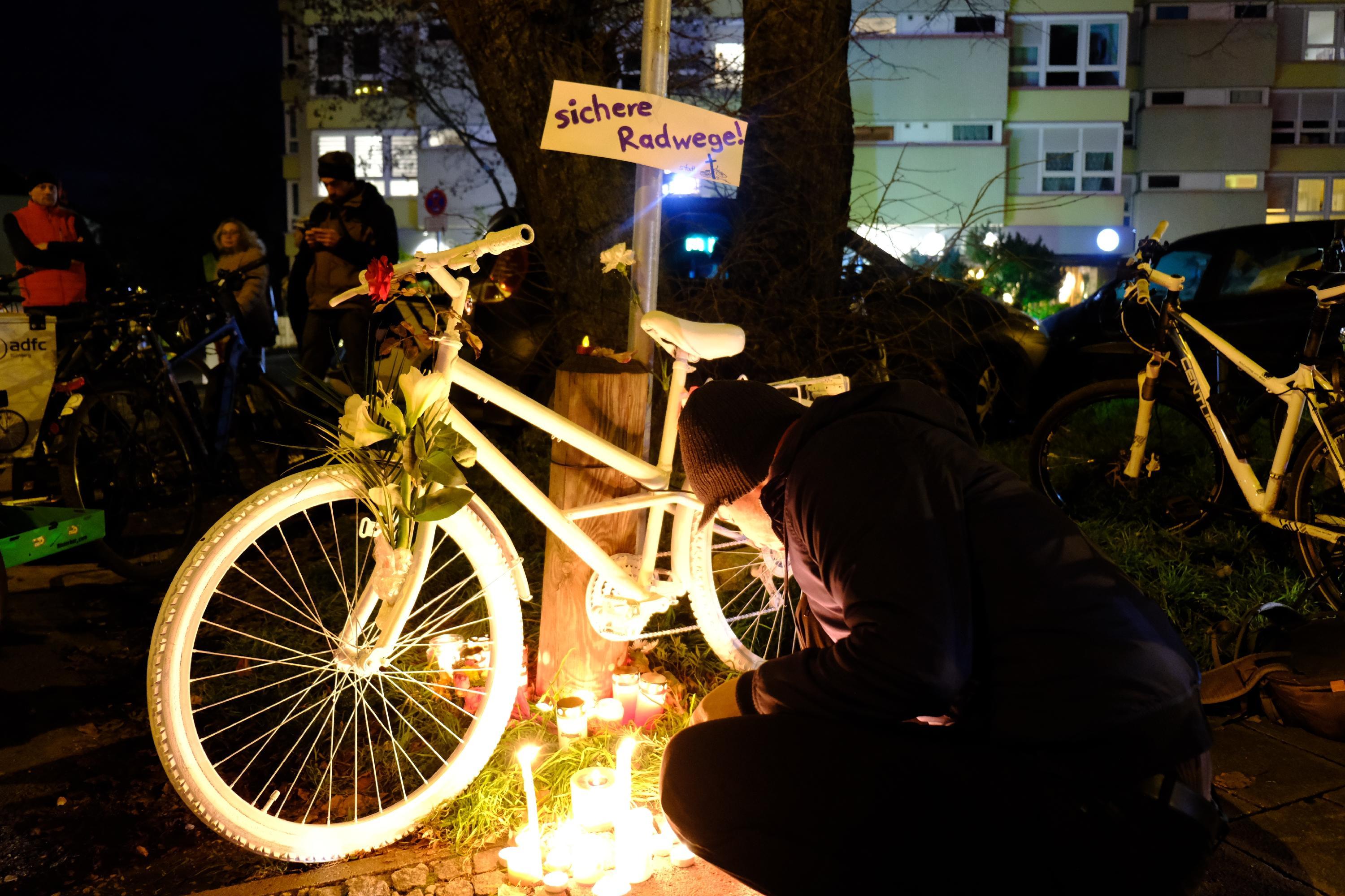 "Es macht mich traurig, es macht mich sprachlos" 60 Leute gedenken in