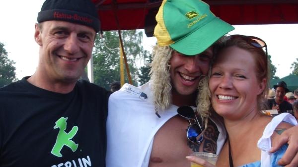 Dietmar (links) feiert mit Sami (Mitte) und seiner Freundin Carina. Die beiden kommen aus Finnland und haben sich vor zwei Jahren bei Rock im Park kennen gelernt. Inzwischen haben sie eine kleine Tochter.