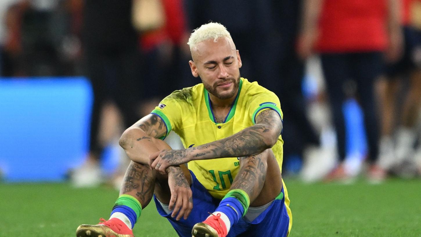 Brasiliens Neymar sitzt nach der Niederlage gegen Kroatien enttäuscht auf dem Spielfeld. Brasiliens Neymar sitzt nach der Niederlage gegen Kroatien enttäuscht auf dem Spielfeld.