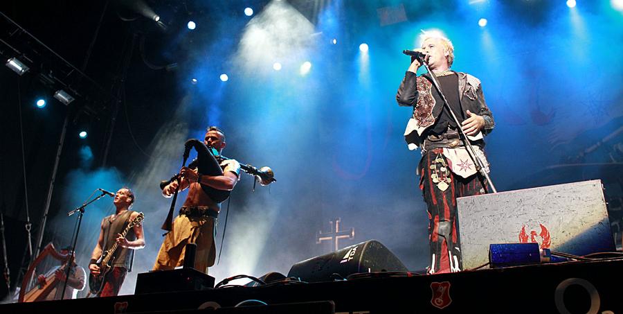 Die Band In Extremo bei ihrem Auftritt am Samstag in Nürnberg beim Musikfestival "Rock im Park".