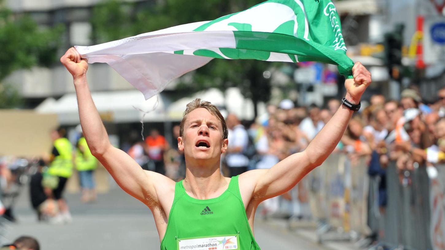 Sieger beim Metropolmarathon 2011: Andreas Janker läuft mit Kleeblattflagge ins Ziel ein. Sieger beim Metropolmarathon 2011: Andreas Janker läuft mit Kleeblattflagge ins Ziel ein.