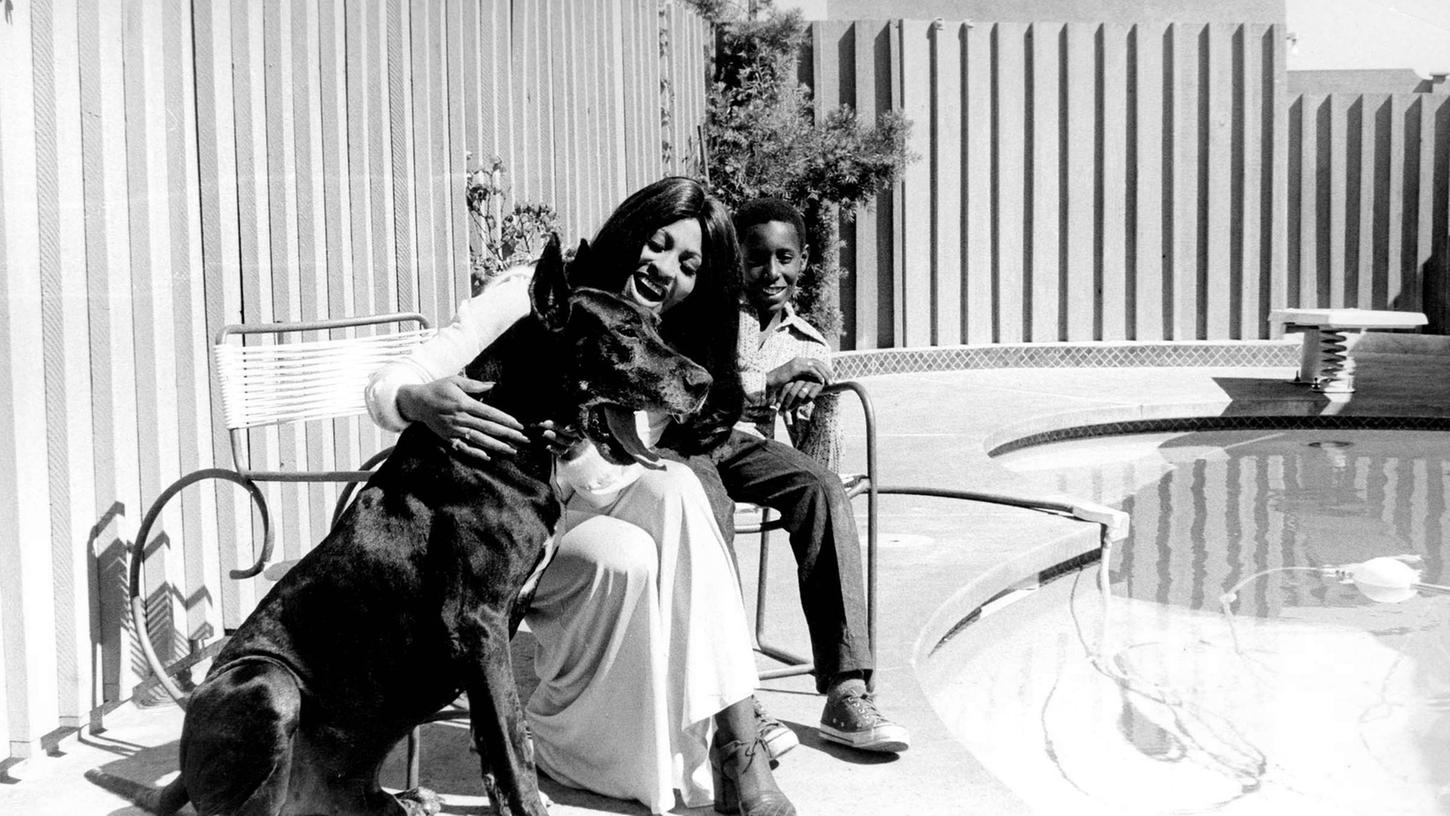 Tina Turner moit ihrem Sohn Ronnie und Hund Onyx 1972 am Pool ihres Hauses in View Park. Ronnie Turner ist in Kalifornien gestorben.