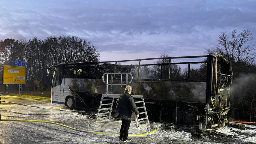 Reisebus brennt lichterloh auf A70 in Franken - 
