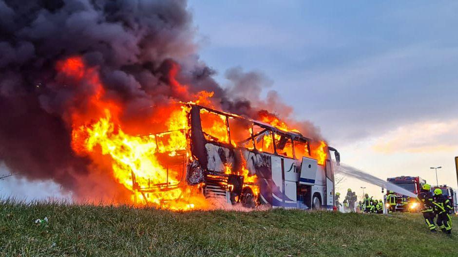 Kurz nachdem die Insassen den Bus verlassen hatten, stand er schon voll in Flammen.
