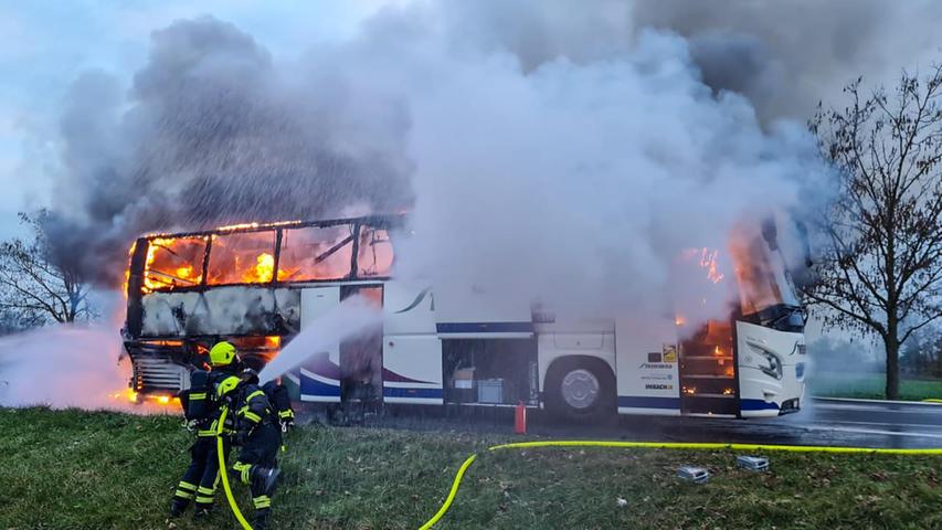 Reisebus brennt lichterloh auf A70 in Franken - 