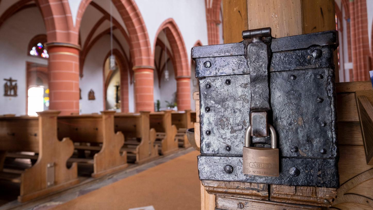 Ein Opferstock (Symbolbild) wurde in einer Friedhofskapelle aufgebrochen.