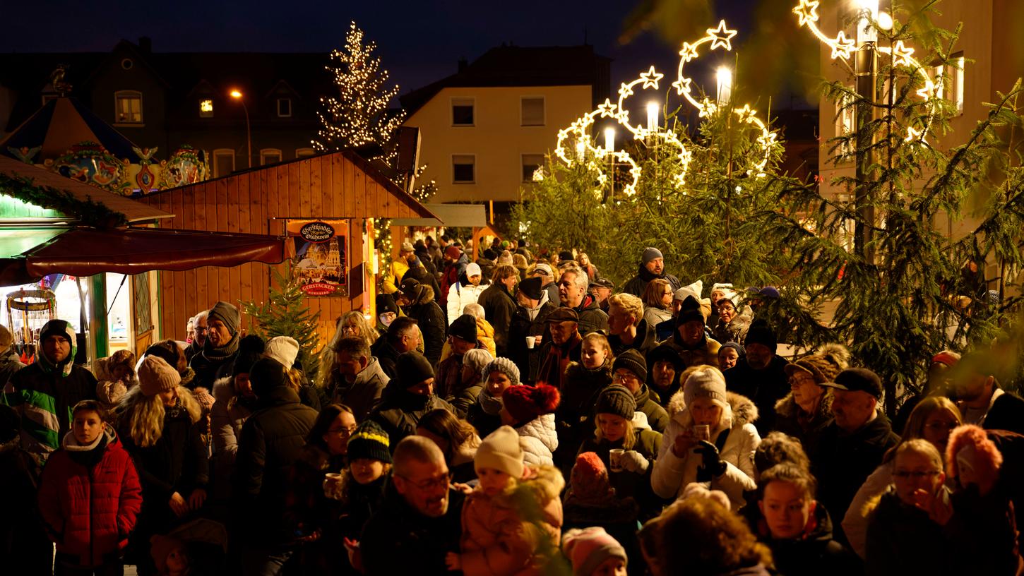 Gelungene Premiere: Die Besucher strömten in Scharen zum ersten Weihnachtsmarkt auf dem Röthenbacher Luitpoldplatz. Gelungene Premiere: Die Besucher strömten in Scharen zum ersten Weihnachtsmarkt auf dem Röthenbacher Luitpoldplatz.