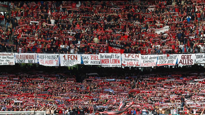 Relegation blieb auch im Jahr darauf das Stichwort. Diesmal kam der Gegner aus Augsburg und hatte genau wie die Lausitzer zwölf Monate zuvor ebenfalls keine Chance. Der Club beherzigte die Parolen seiner Fans und blieb erstklassig. Relegation blieb auch im Jahr darauf das Stichwort. Diesmal kam der Gegner aus Augsburg und hatte genau wie die Lausitzer zwölf Monate zuvor ebenfalls keine Chance. Der Club beherzigte die Parolen seiner Fans und blieb erstklassig.