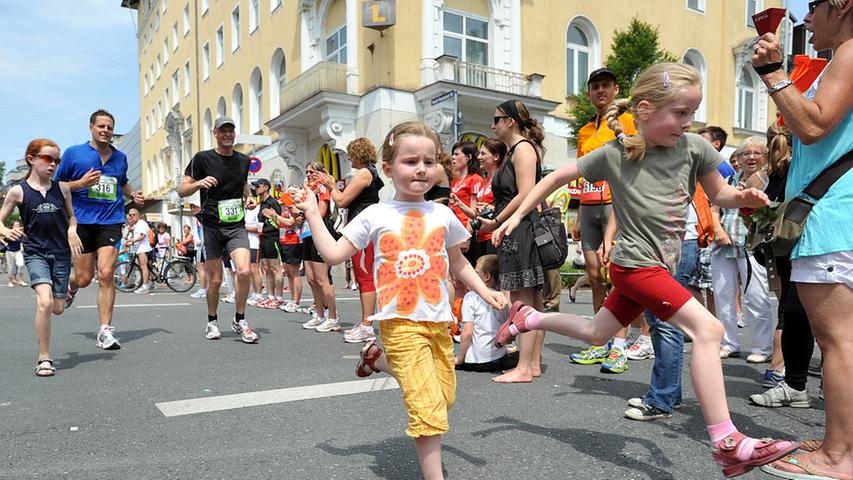 Wetzen wie die Großen: Dank aktivem Nachahmungstrieb machte das gute Vorbild der Sportler auch einen Tag nach dem Kinderrennen den Kleinen wieder Beine.